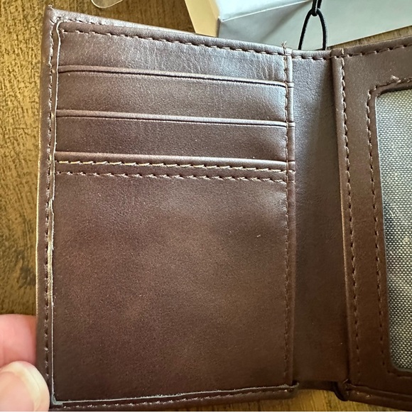 New in box Dockers brown leather wallet - Picture 6 of 6